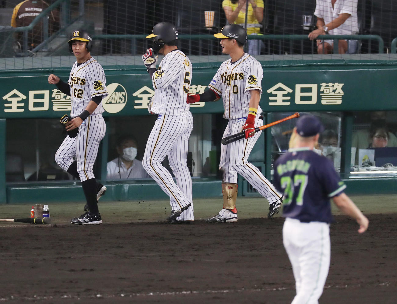 阪神対ヤクルト　7回裏阪神2死二、スコット・マクガフ（手前）の悪送球で生還した三走植田（左）と二走陽川（中央）。右は迎える木浪（撮影・前田充）
