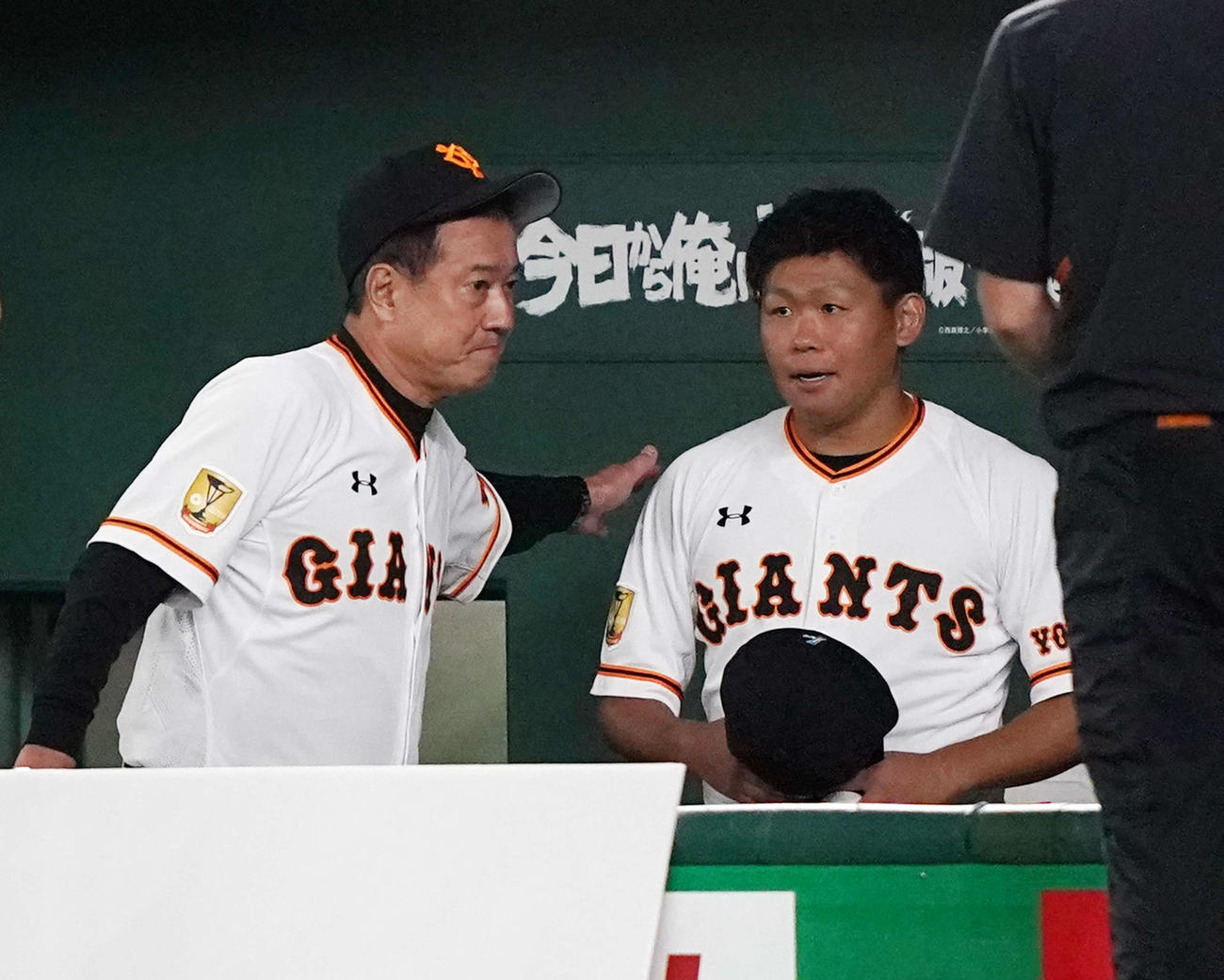 巨人対DeNA　試合後、巨人原監督（左）からねぎらいを受ける勝利投手の田口（撮影・江口和貴）