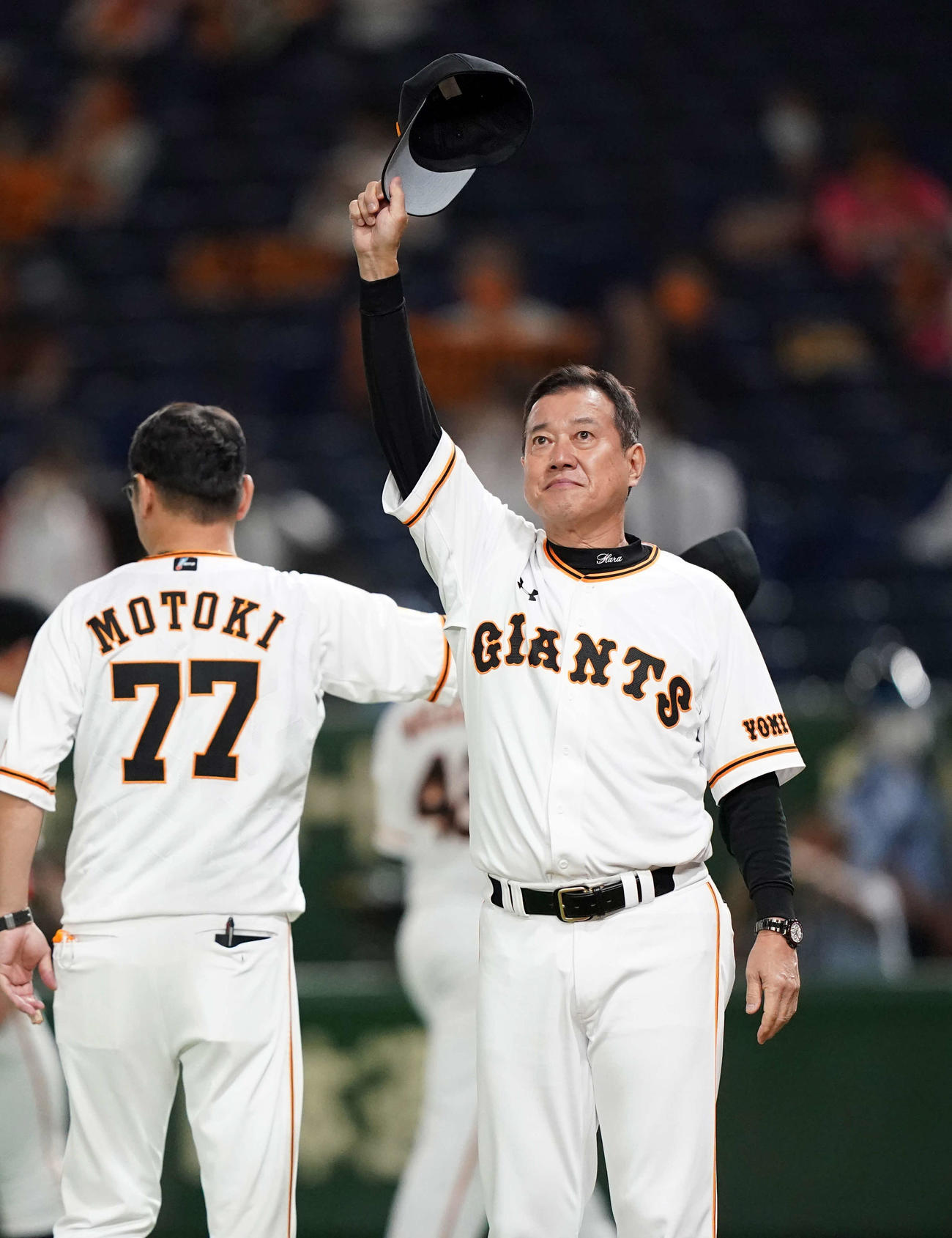 巨人対DeNA　試合後、ファンにあいさつする巨人原監督（撮影・江口和貴）