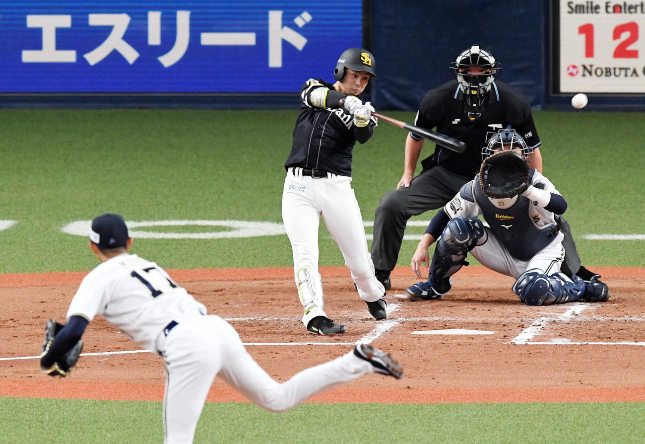 3回表ソフトバンク1死三塁、川瀬は先制左前適時打を放つ。投手増井（撮影・前岡正明）