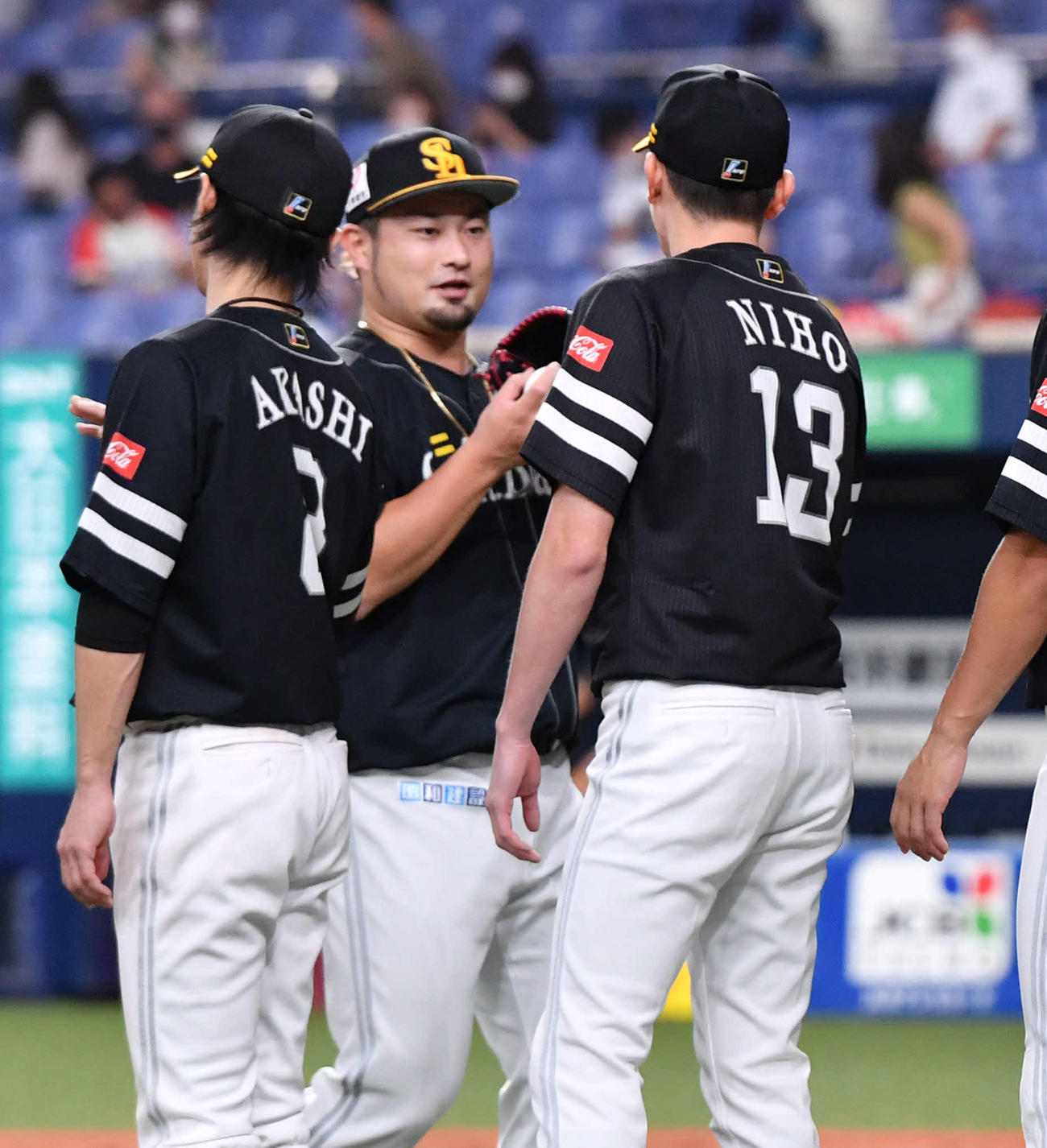オリックス対ソフトバンク　ソフトバンク森唯斗（左から2人目）から勝利球を受け取る二保旭（撮影・岩下翔太）