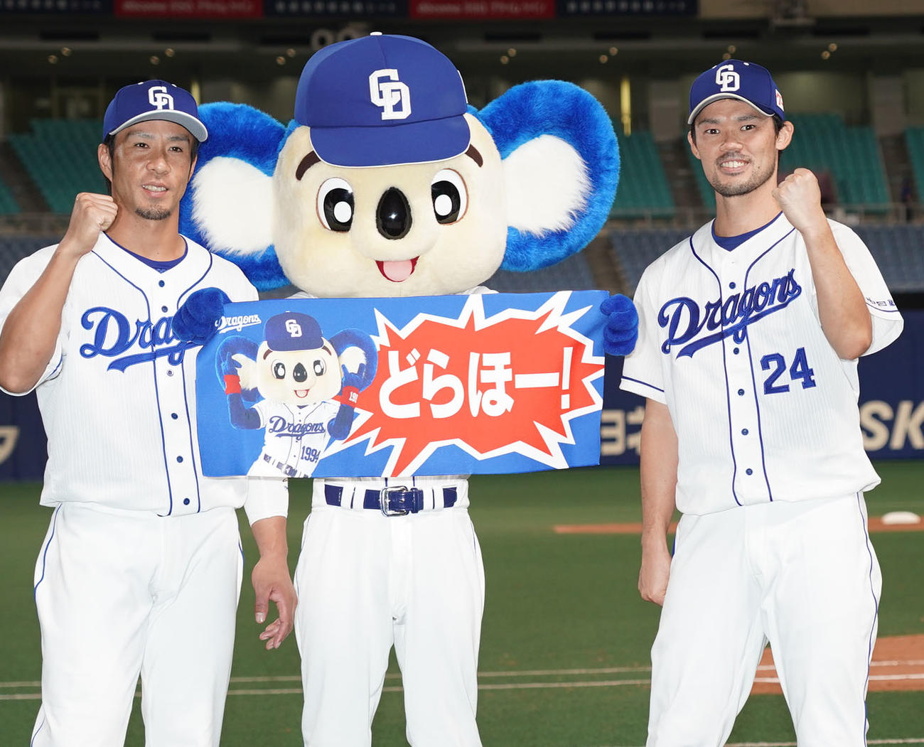 中日対広島　ヒーローインタビュー後、ドアラとポーズを決める福田（左）と福谷（撮影・森本幸一）