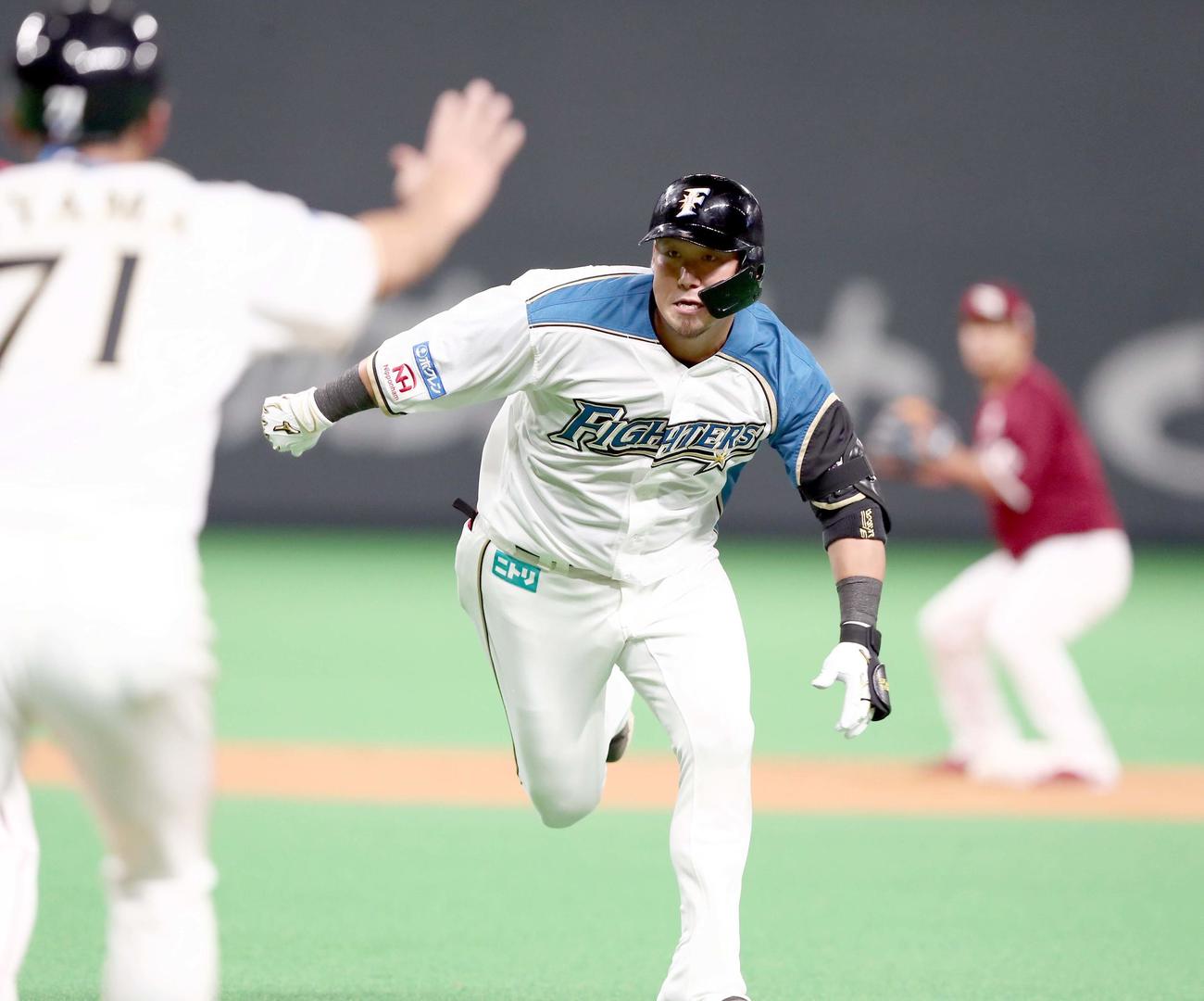 日本ハム対楽天　1回裏日本ハム1死二塁、左翼フェンス直撃の適時打を放ち、二塁を狙うも慌てて戻る中田（撮影・黒川智章）