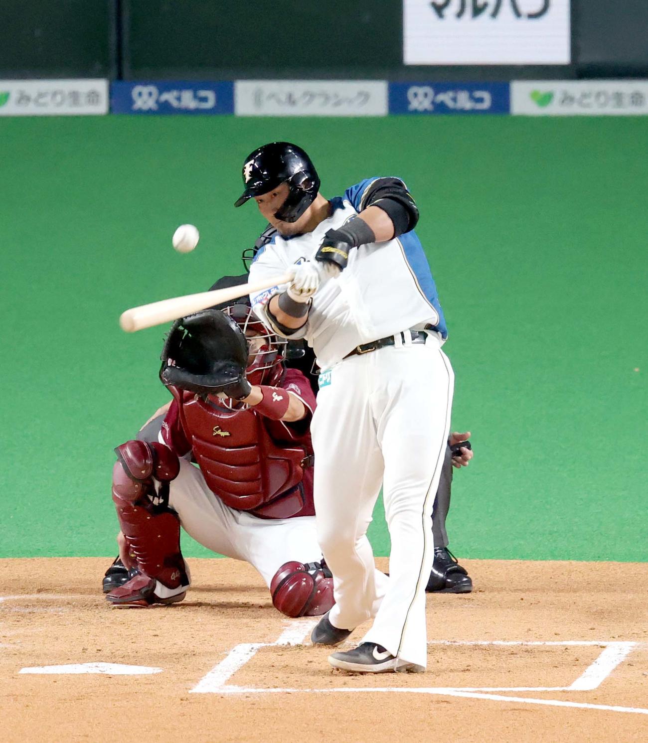 日本ハム対楽天　1回裏日本ハム1死二塁、中田は適時打を放つ（撮影・佐藤翔太）