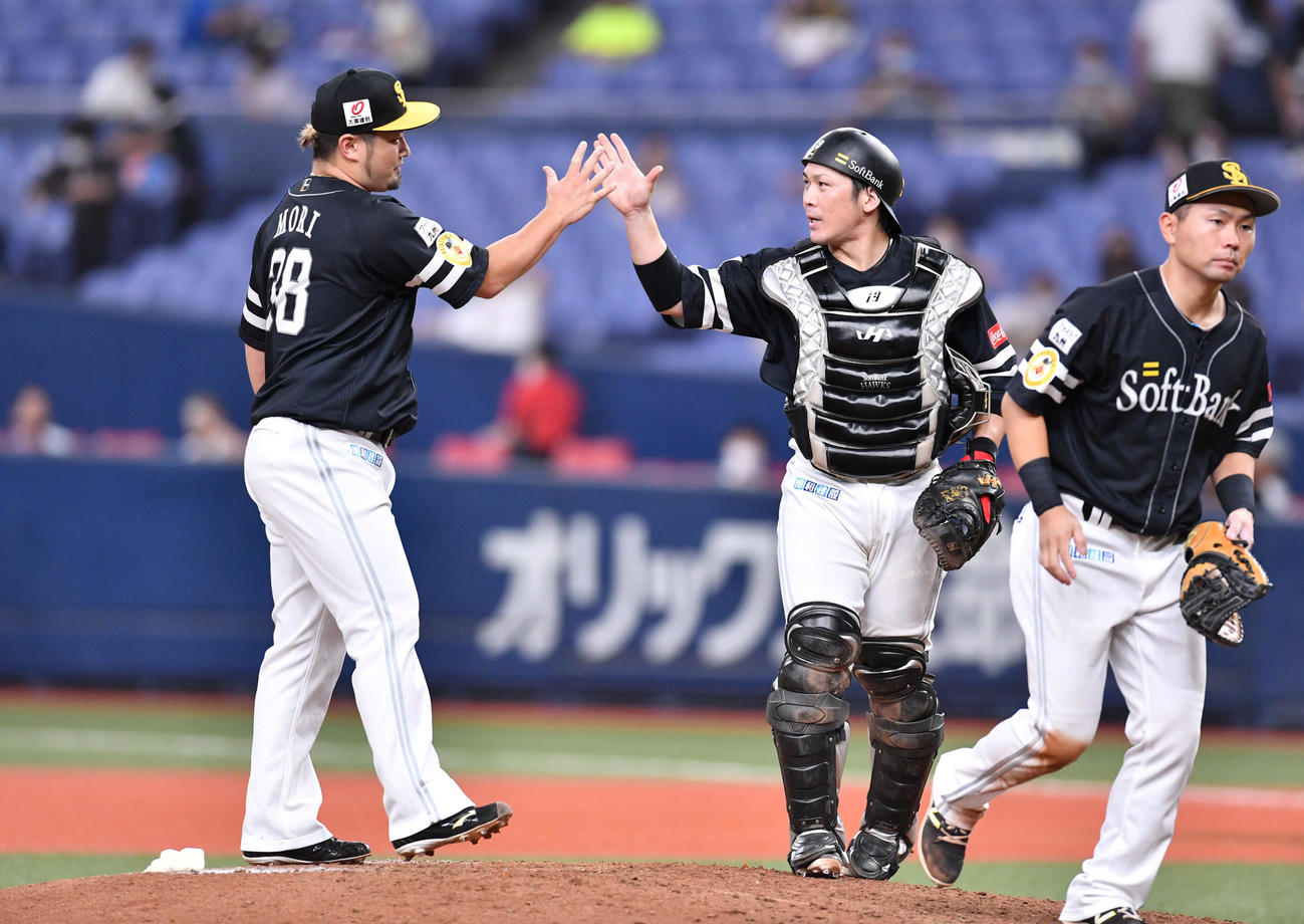 オリックスに勝利し、甲斐（右から2人目）と握手を交わす森（右端は中村晃）（撮影・岩下翔太）