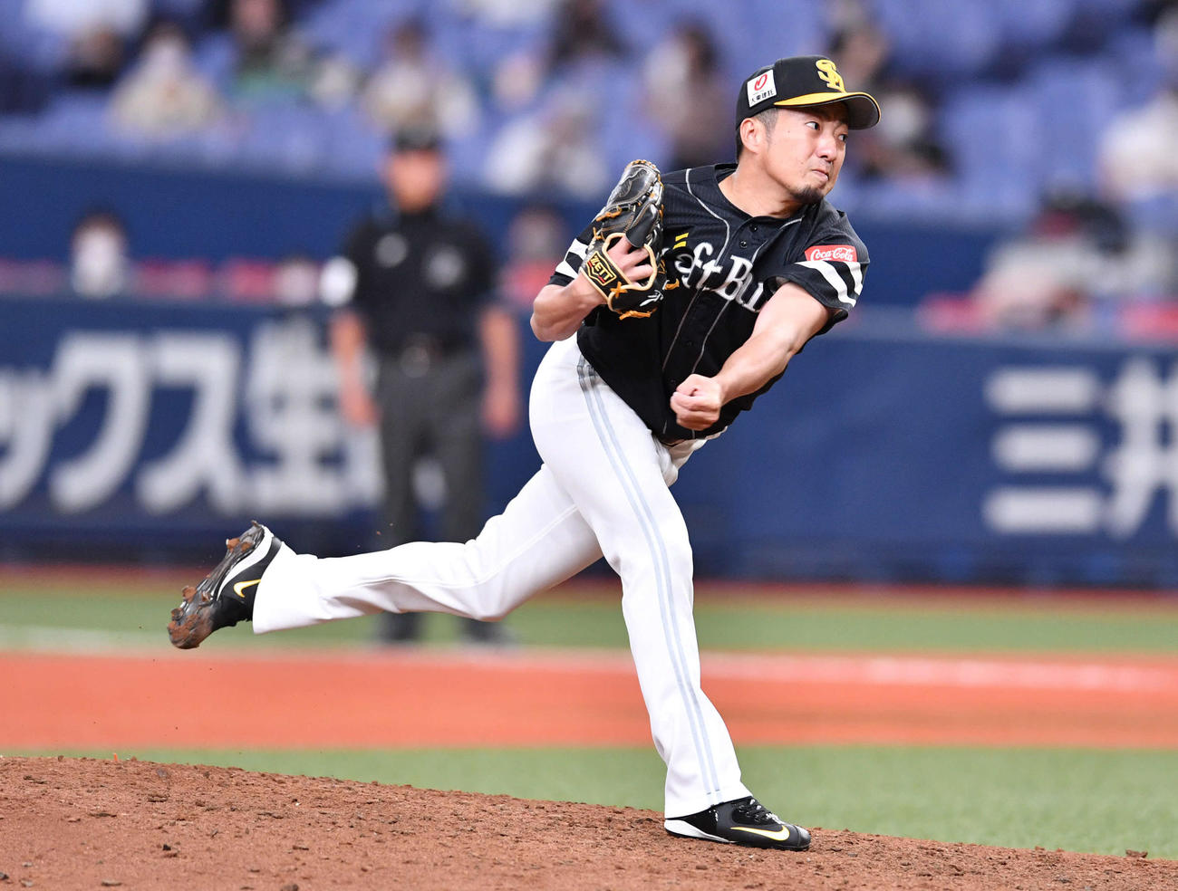 オリックス対ソフトバンク　7回裏オリックス1死二塁、ソフトバンク3番手として登板した嘉弥真新也（撮影・岩下翔太）