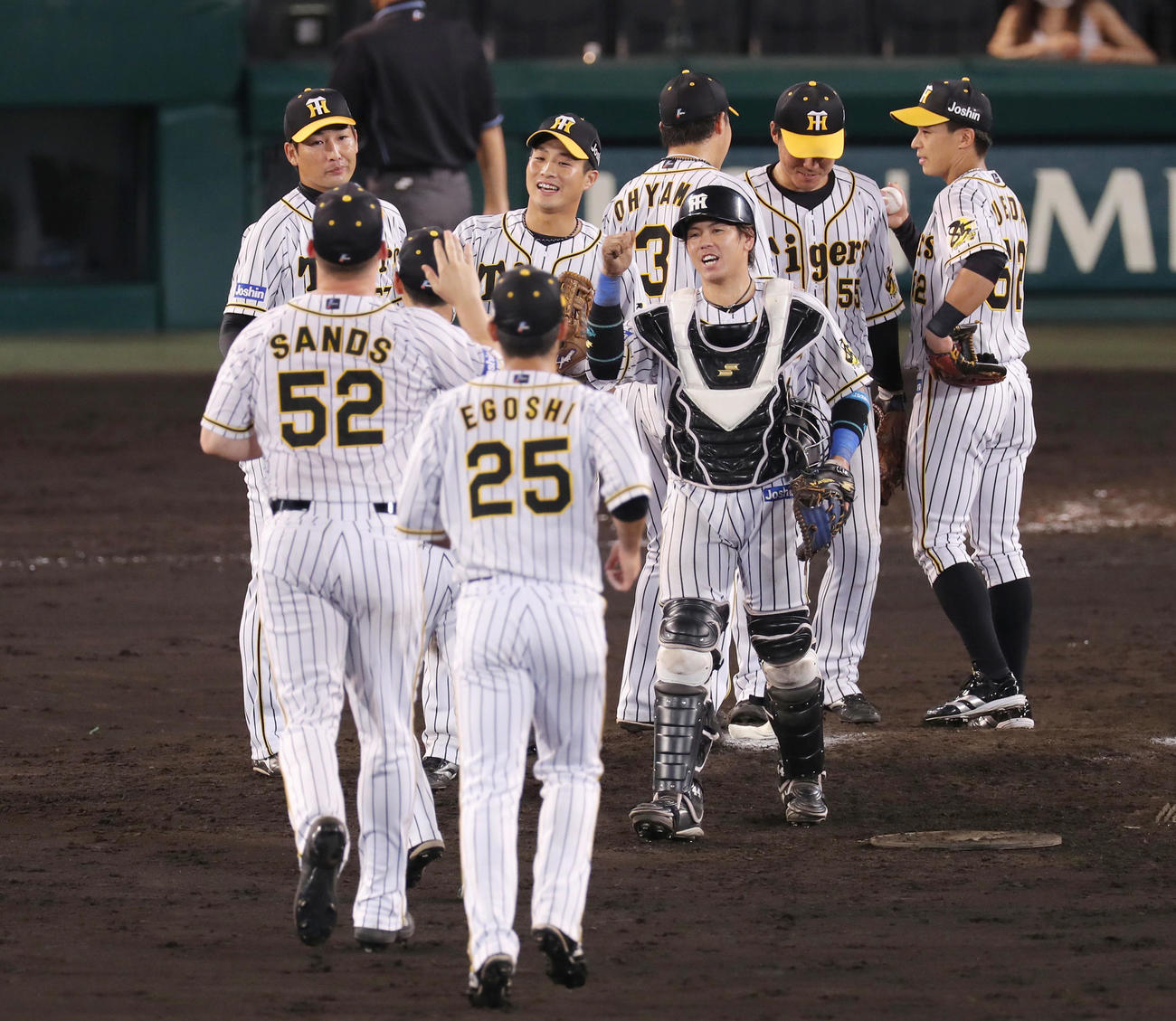 阪神対ヤクルト　ヤクルトに勝利し、タッチを交わして勝利を祝う阪神ナイン、左奥は岩崎（撮影・前田充）