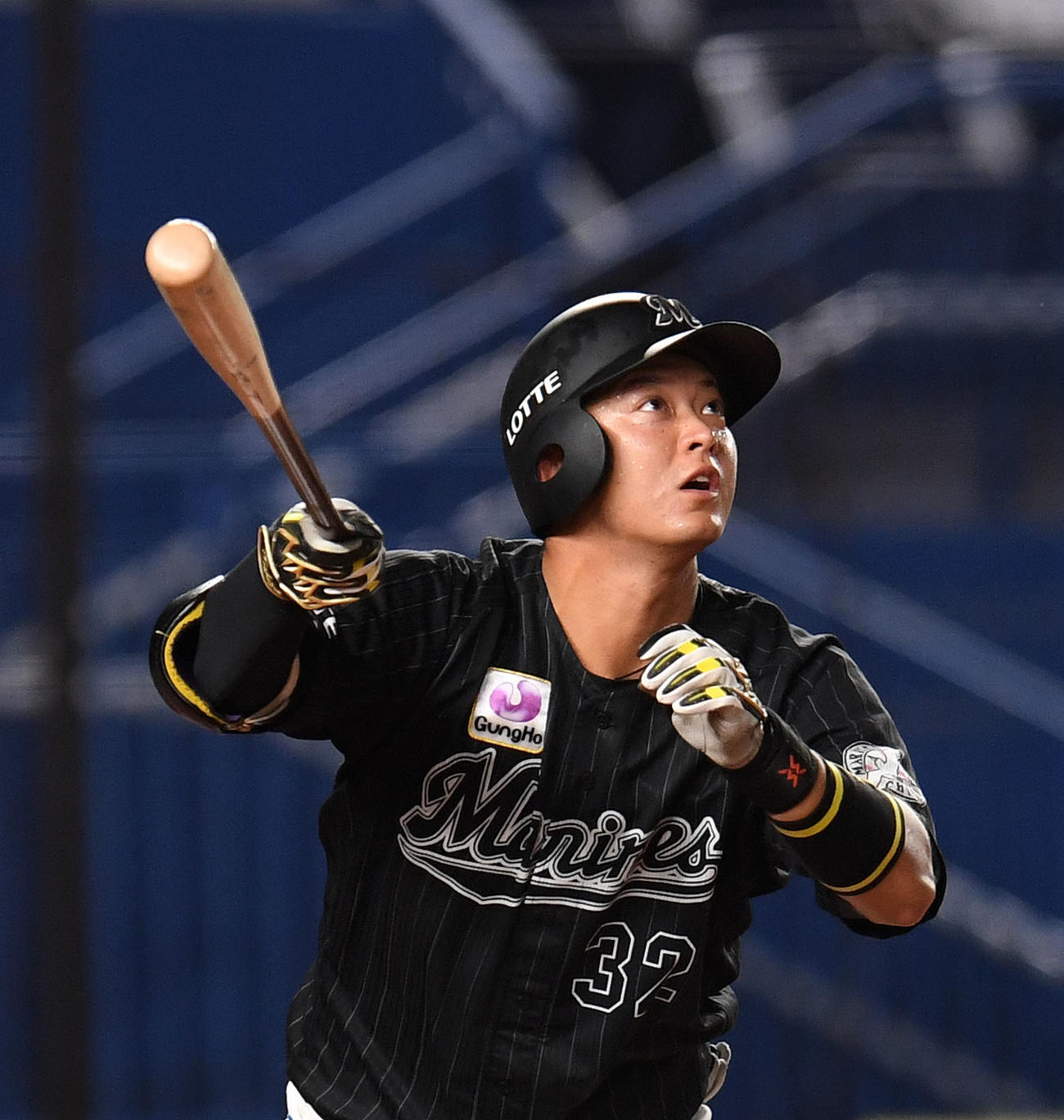 ロッテ対西武　2回裏ロッテ2死、右越え本塁打を放つ佐藤（撮影・横山健太）