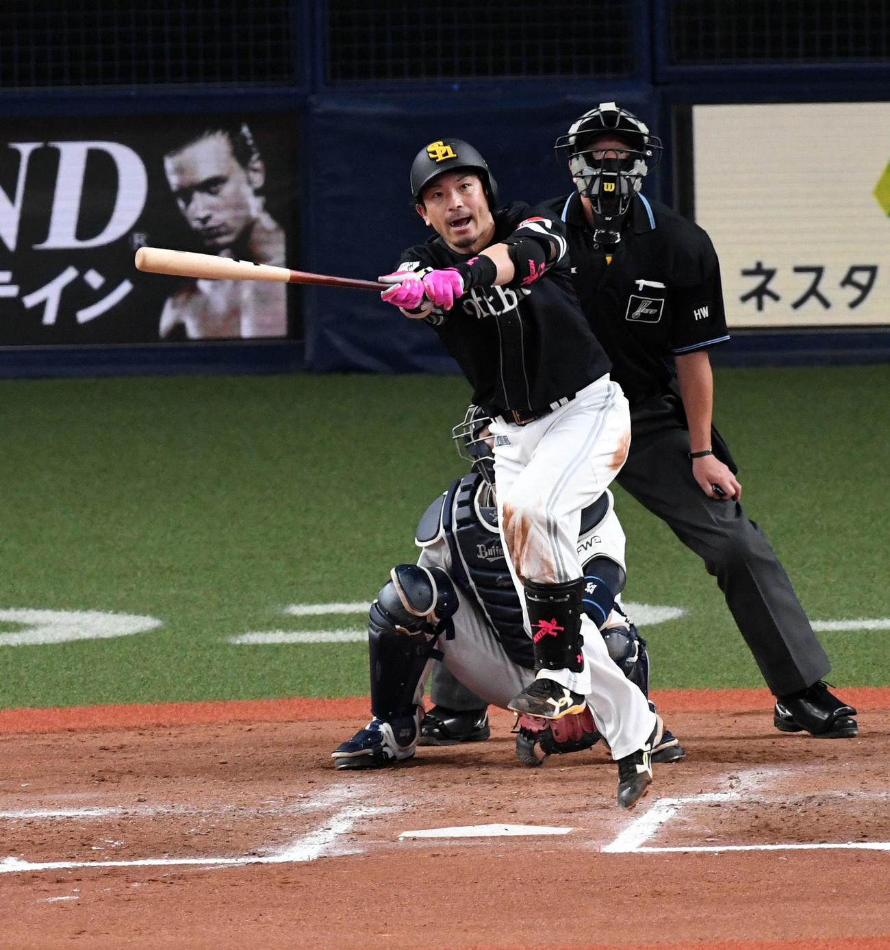 オリックス対ソフトバンク　7回表ソフトバンク1死一塁、左中間に本塁打を放つ松田宣（撮影・前岡正明）