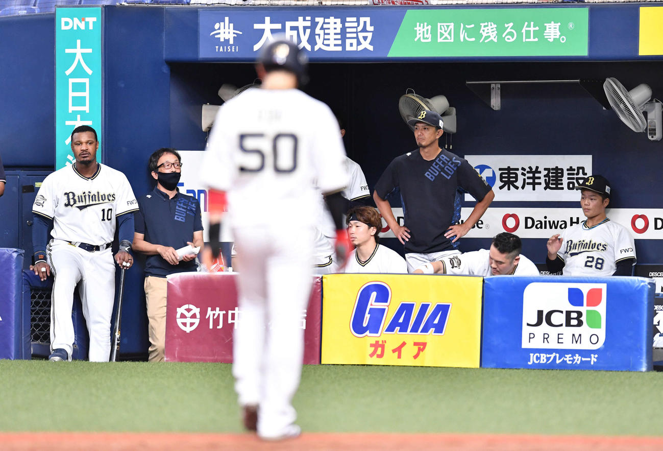 オリックス対ソフトバンク18回戦　ソフトバンクに逆転負けし、肩を落とす増井浩俊（右から3人目）らオリックスナイン（撮影・岩下翔太）