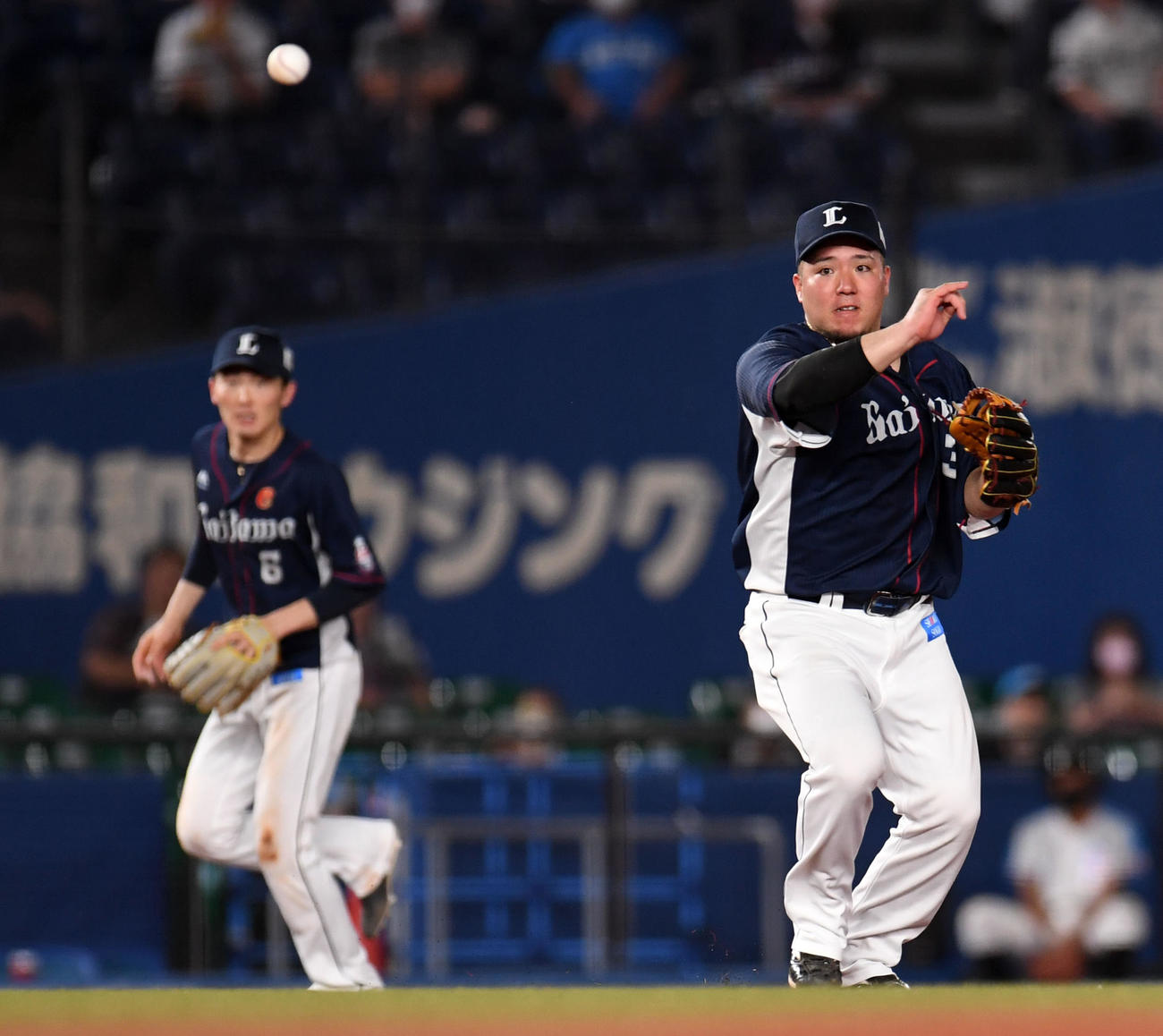 ロッテ対西武　5回裏ロッテ2死二塁、加藤の打球を好捕し一塁へ送球する山川（撮影・横山健太）