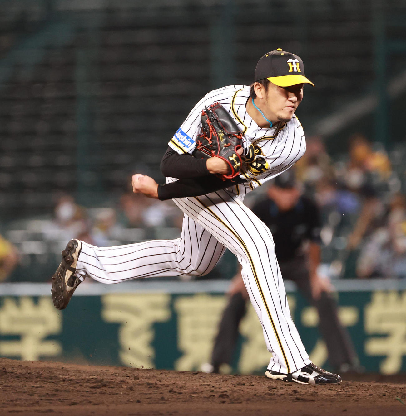 阪神対ヤクルト　7回表ヤクルト2死一、三塁、能見篤史のあとを継ぎ登板する岩貞祐太（撮影・清水貴仁）