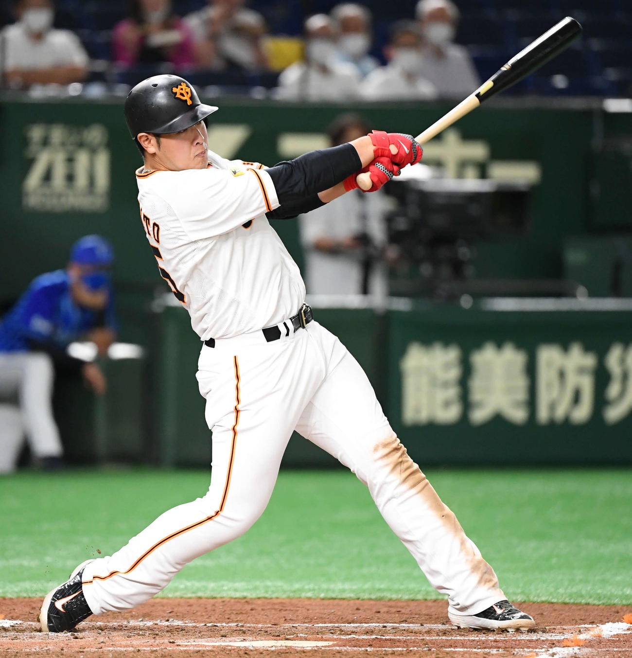 巨人対DeNA　2回裏巨人1死一塁、右越えに2点本塁打を放つ岡本（撮影・たえ見朱実）