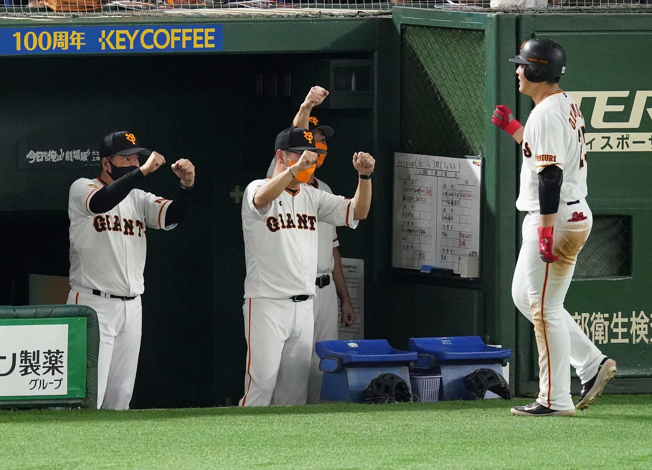 巨人対DeNA　2回裏巨人1死一塁、右越え2点本塁打を放った岡本（右）エアグータッチで迎える原監督（左）（撮影・鈴木みどり）