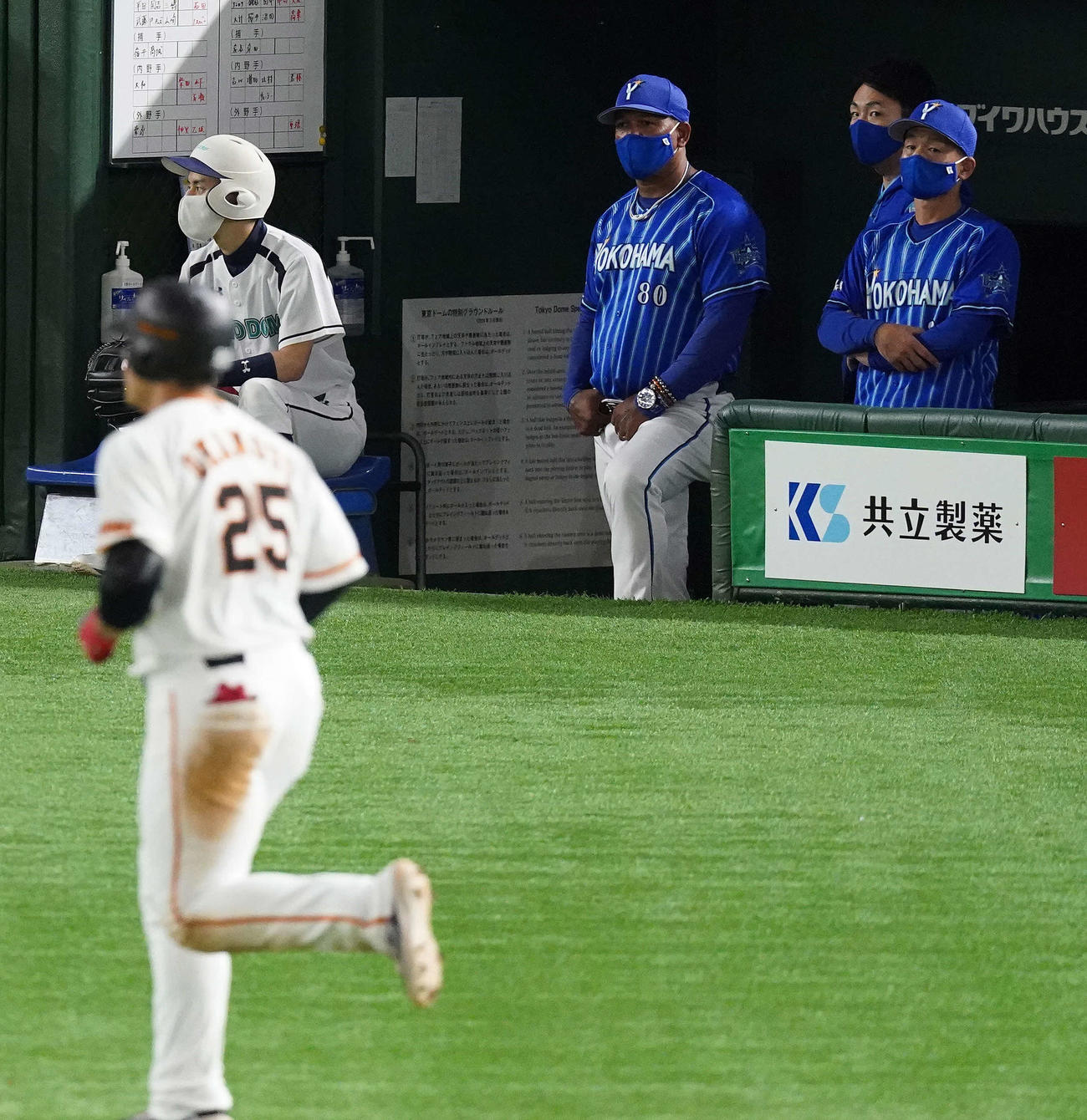 巨人対DeNA　2回裏巨人1死一塁、岡本に右越え2点本塁打を浴びぼうぜんとするラミレス監督（中央）（撮影・鈴木みどり）
