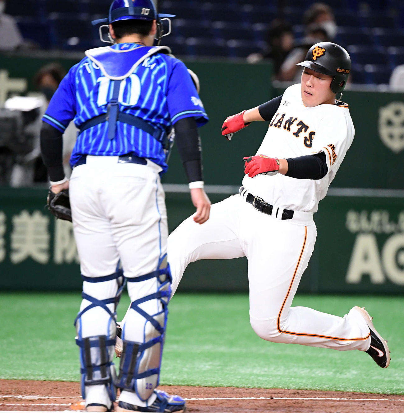 巨人対DeNA　1回裏巨人1死二、三塁、中島の中犠飛で生還する岡本（撮影・たえ見朱実）