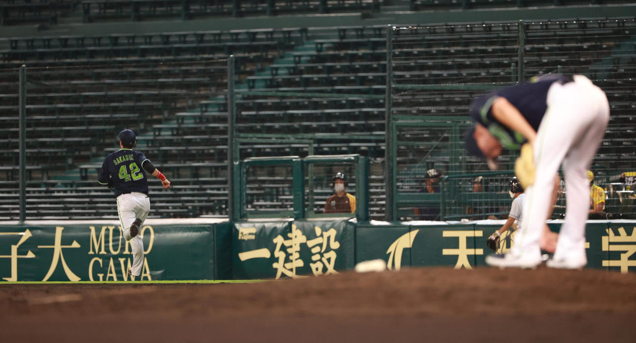 阪神対ヤクルト　7回裏阪神2死二、三塁、打者近本の時、ヤクルト・マクガフが無人の一塁へけん制し、それたボールを一塁手坂口が追いかける（撮影・清水貴仁）