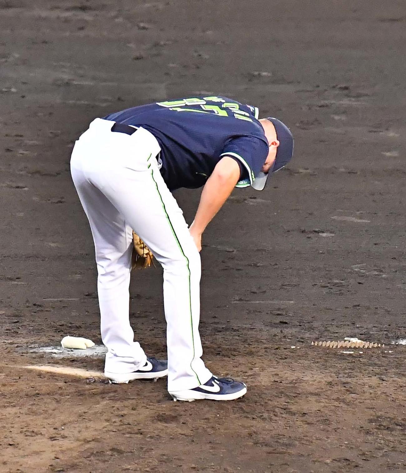 阪神対ヤクルト　7回裏阪神2死二、三塁、無人の一塁へけん制球し2点適時失策をするヤクルト・マクガフ（撮影・上田博志）