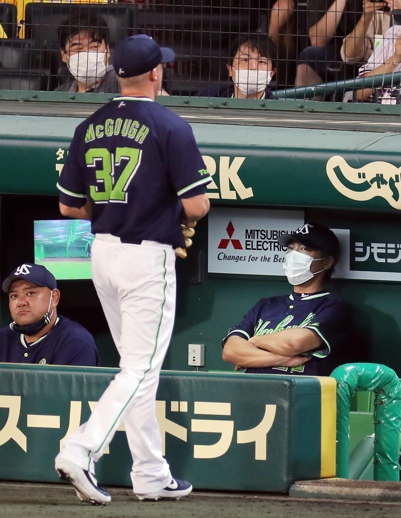 阪神対ヤクルト　7回裏、逆転を許し降板するヤクルト・マクガフ（中央）と厳しい表情の高津監督（撮影・前田充）