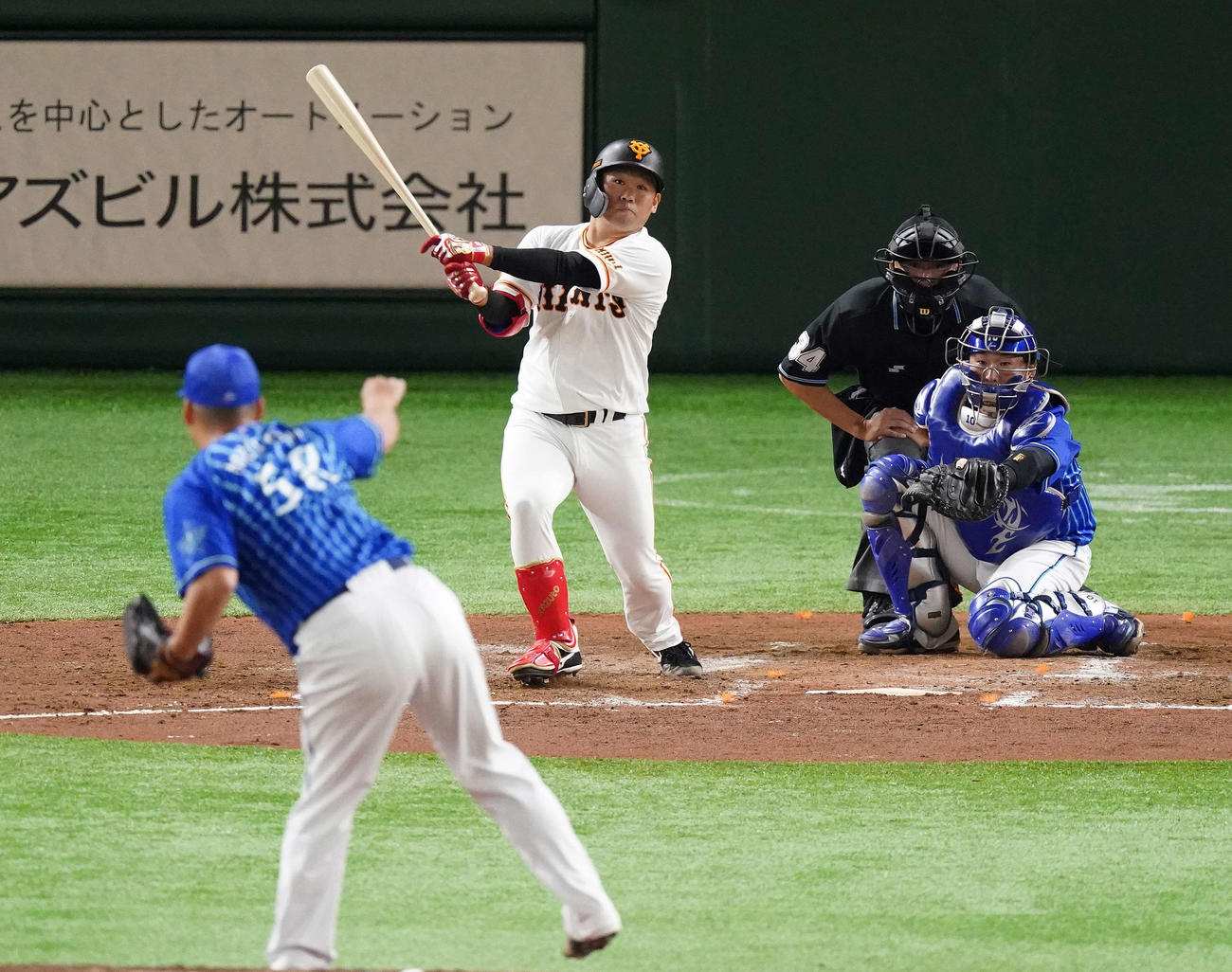 巨人対DeNA　2回裏巨人2死一、三塁、左2点適時二塁打を放つ田口。投手武藤（撮影・鈴木みどり）