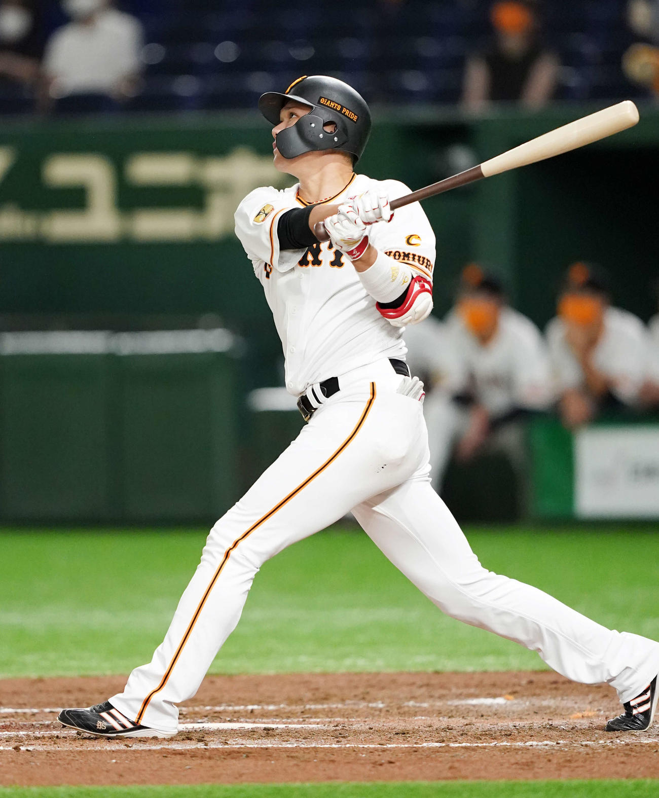 巨人対DeNA　2回裏巨人2死二塁、2点本塁打を放つ坂本（撮影・江口和貴）