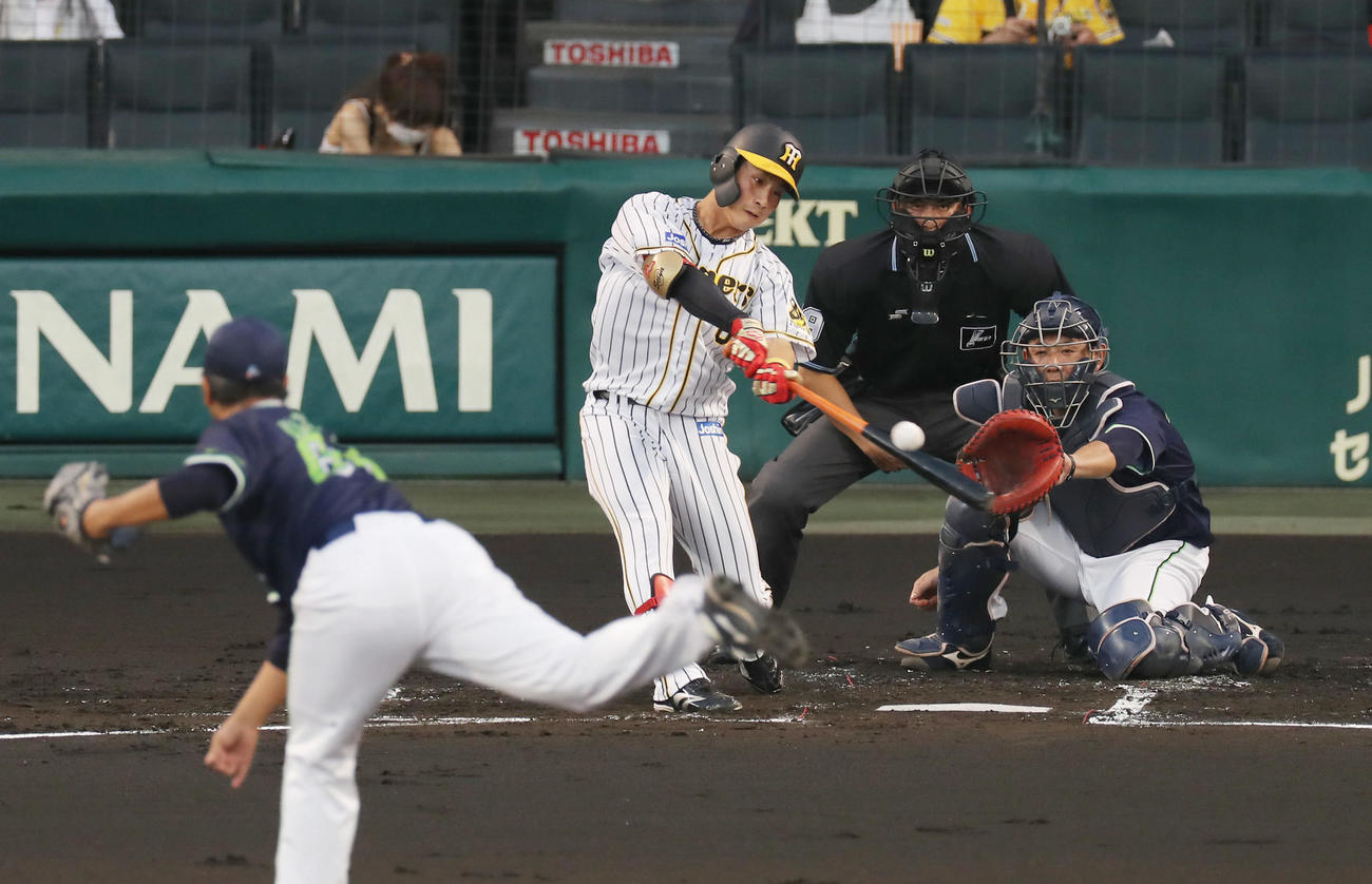 阪神対ヤクルト　1回裏阪神無死二塁、右中間へ先制適時二塁打を放つ木浪。投手風張（撮影・前田充）