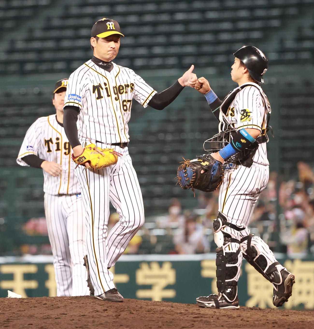阪神対ヤクルト　9回を締めプロ初セーブをあげる阪神岩崎（左）。右は梅野（撮影・清水貴仁）