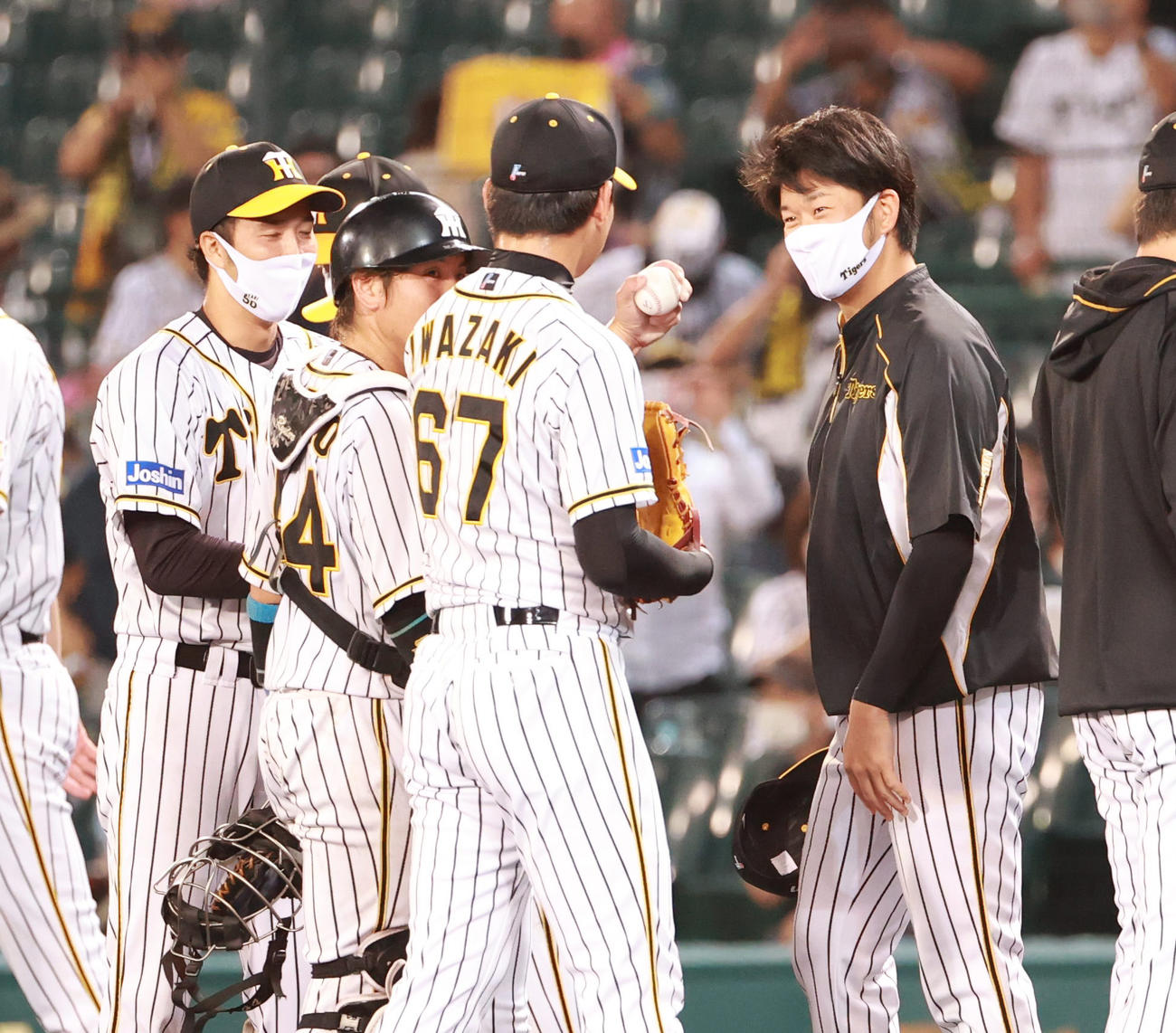 阪神対ヤクルト　勝利投手の阪神岩貞（右）からプロ初セーブをあげた岩崎に記念球が手渡される（撮影・清水貴仁）