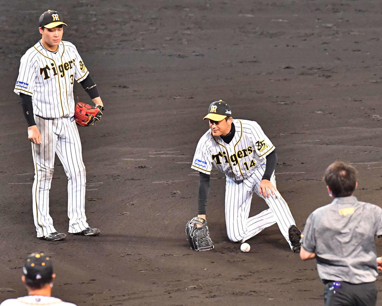 山崎の打球をはじき、手に付かず失点。しばらく立つことができない能見篤史（撮影・上田博志）