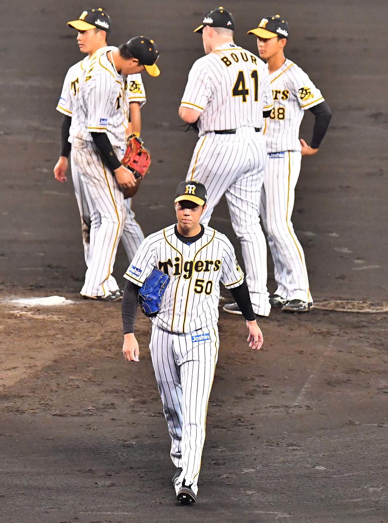 阪神対ヤクルト　7回表ヤクルト2死二、三塁、7回途中2失点で降板する青柳晃洋（撮影・上田博志）