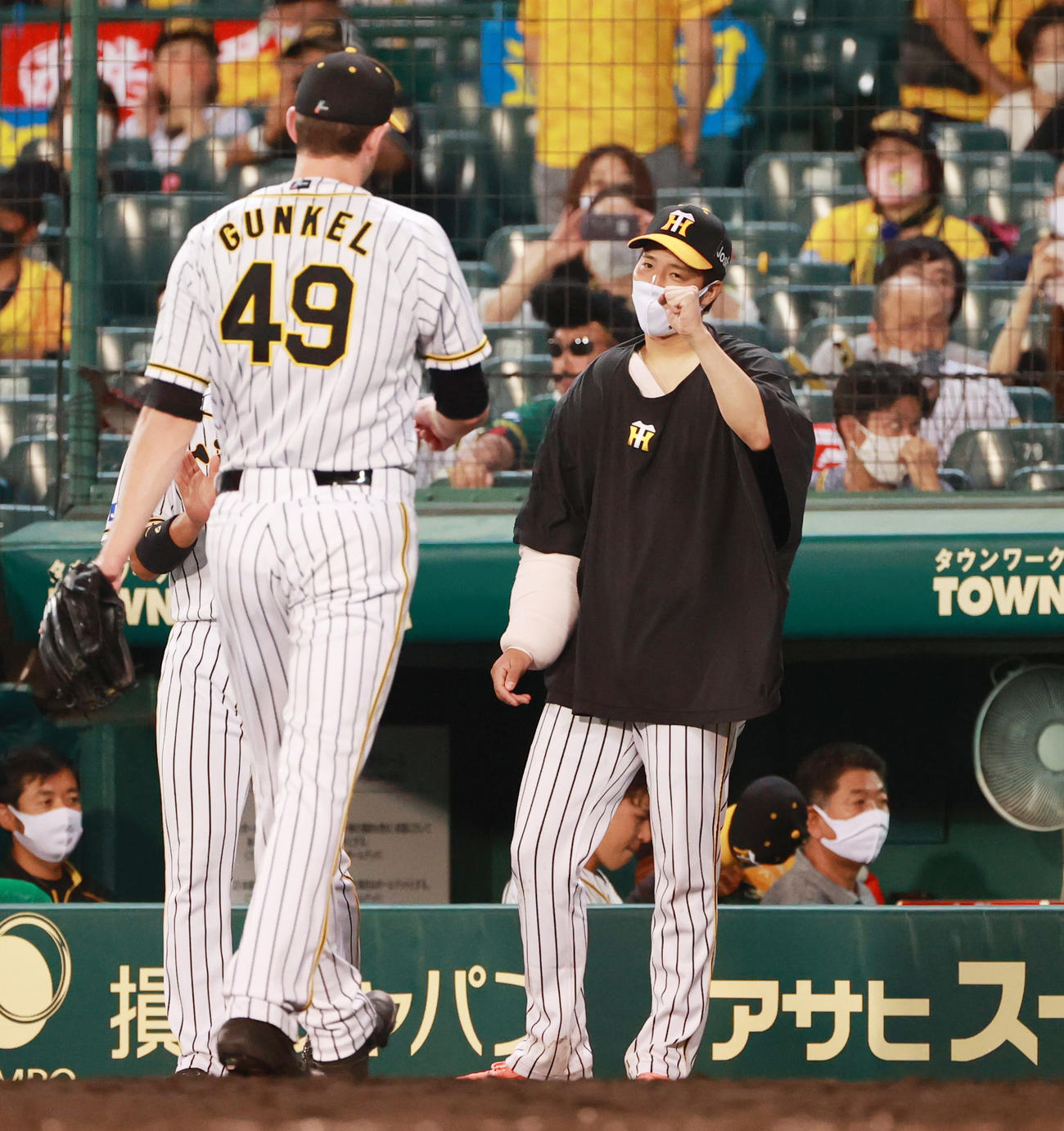 阪神対ヤクルト　8回、この回を抑えたジョー・ガンケル（左）を出迎える青柳晃洋（撮影・清水貴仁）