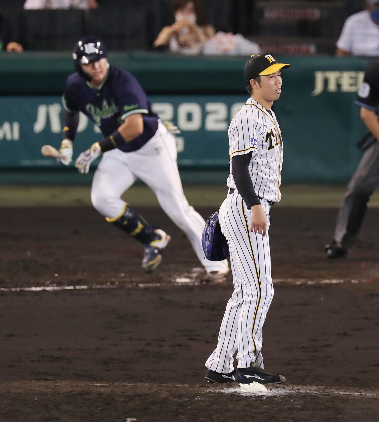 阪神対ヤクルト　4回表ヤクルト無死二、三塁、村上に適時打を浴びる青柳（撮影・前田充）