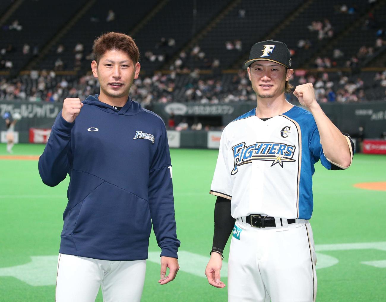 日本ハム対楽天　試合後、ガッツポーズの加藤（左）と西川（撮影・黒川智章）