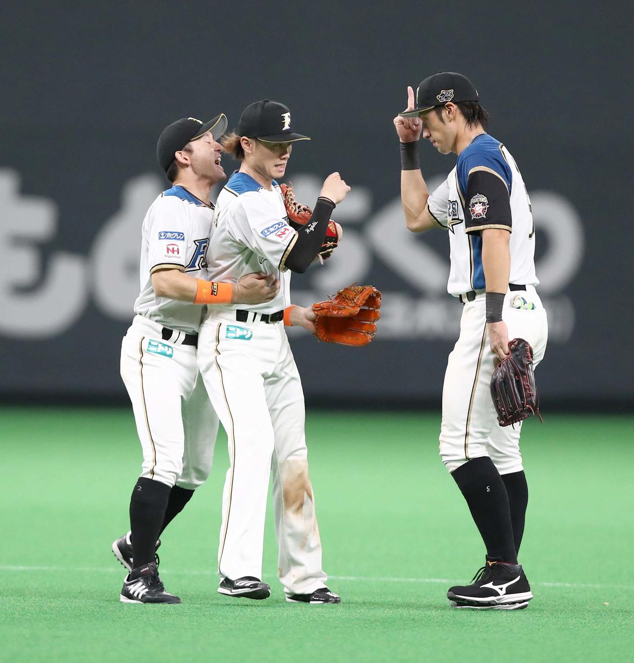 日本ハム対楽天　試合後、杉谷（左）に抱きつかれる西川。右は大田（撮影・黒川智章）