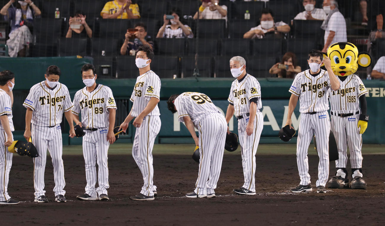 ヤクルトに勝利し、スタンドの観客にあいさつする矢野監督（右端）ら（撮影・前田充）