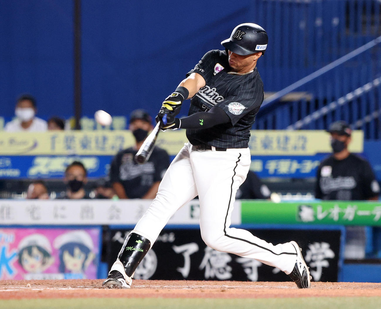 ロッテ対西武　8回裏ロッテ1死、右中間へこの日2本目となるソロ本塁打を放つマーティン（撮影・垰建太）