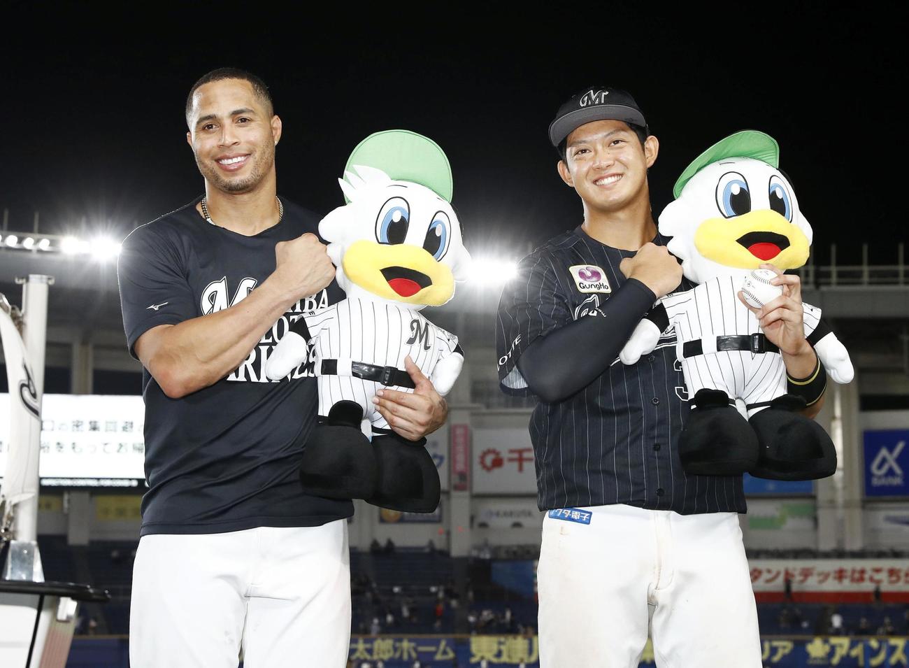 お立ち台で笑顔を見せるロッテのマーティン（左）と佐藤（共同）