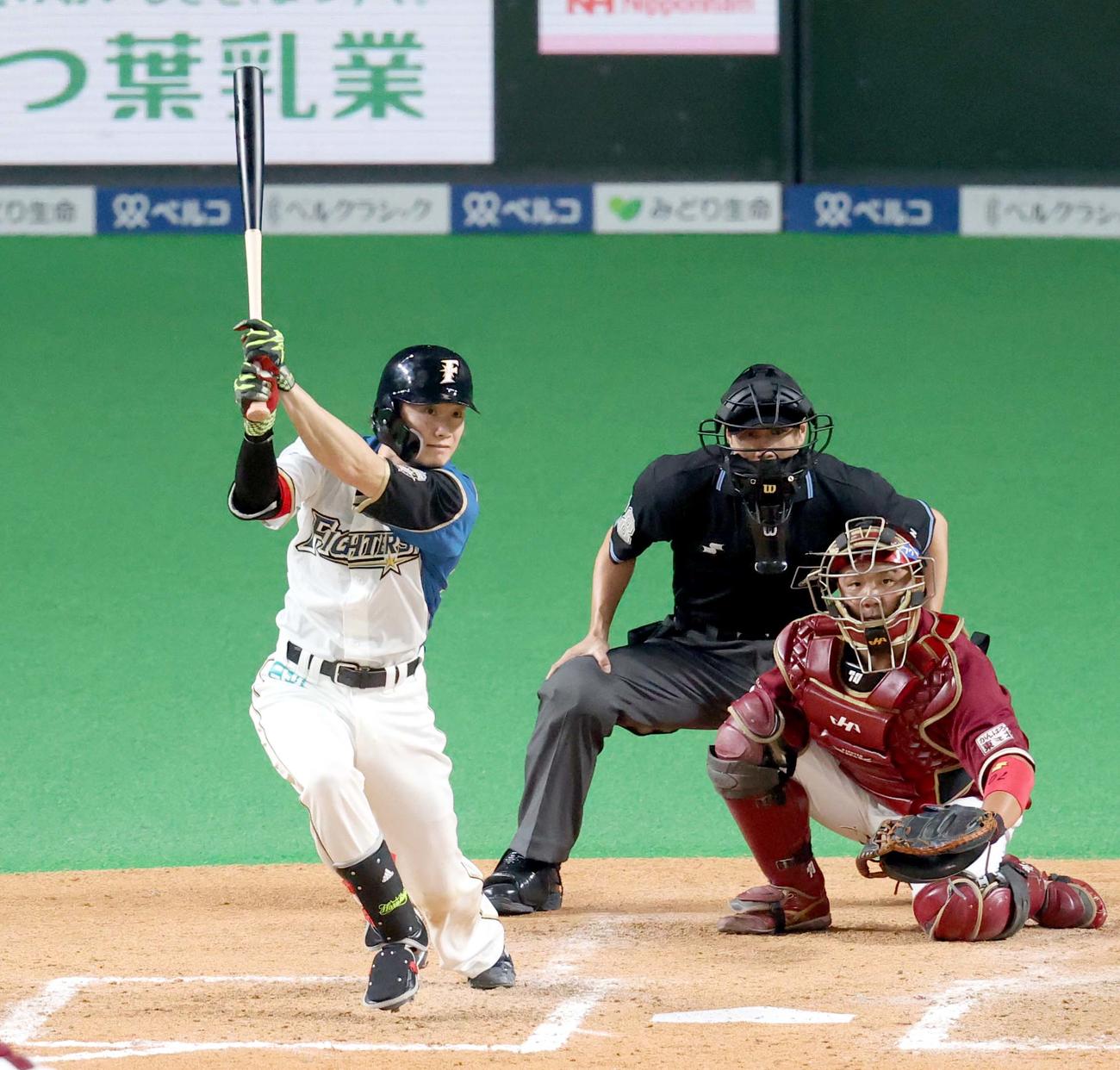 日本ハム対楽天　8回裏日本ハム2死一塁、西川は左前打を放つ（撮影・佐藤翔太）