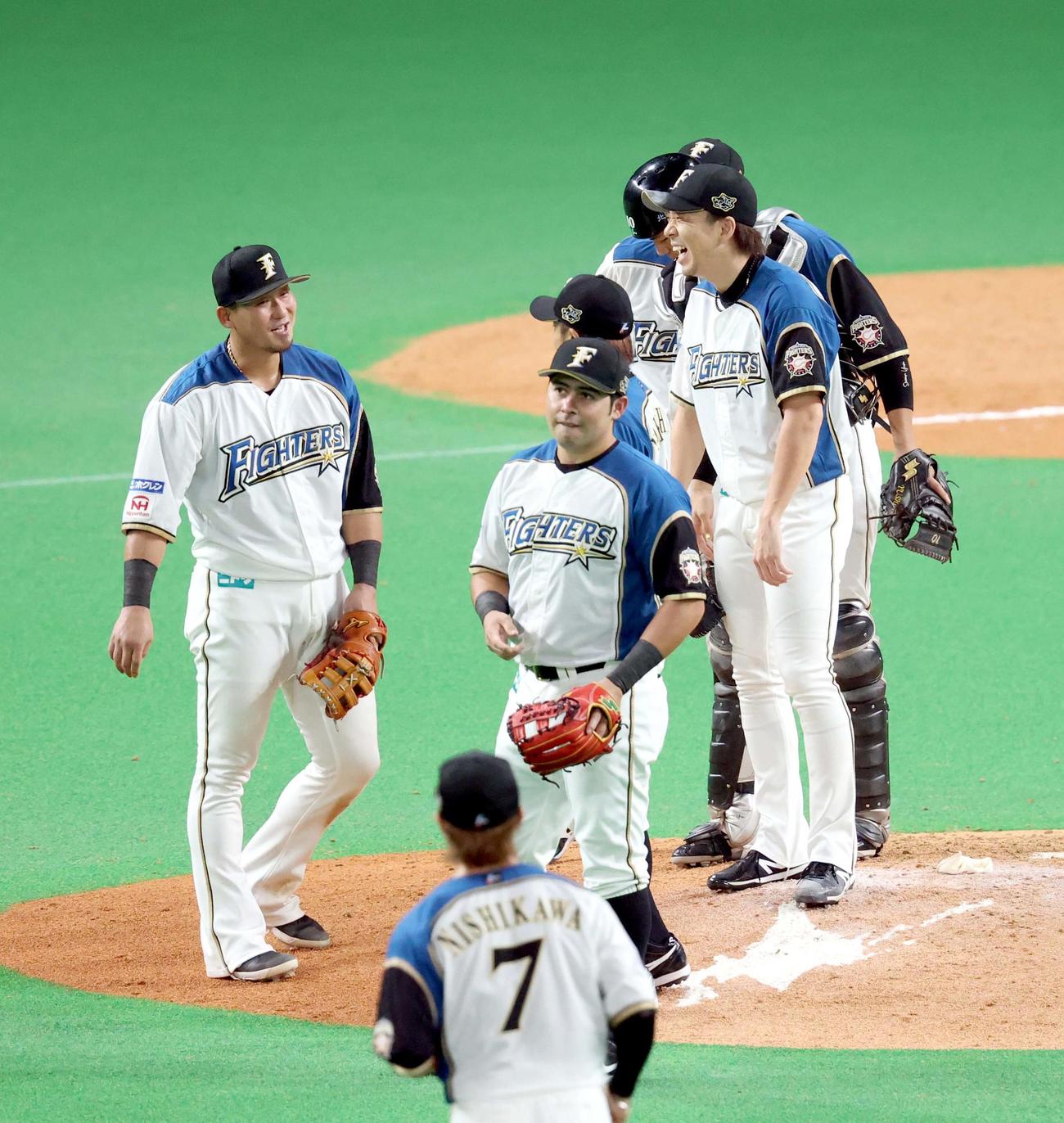 日本ハム対楽天　試合終了後、マウンド上で笑顔で言葉を交わす日本ハム中田と宮西（右）（撮影・佐藤翔太）