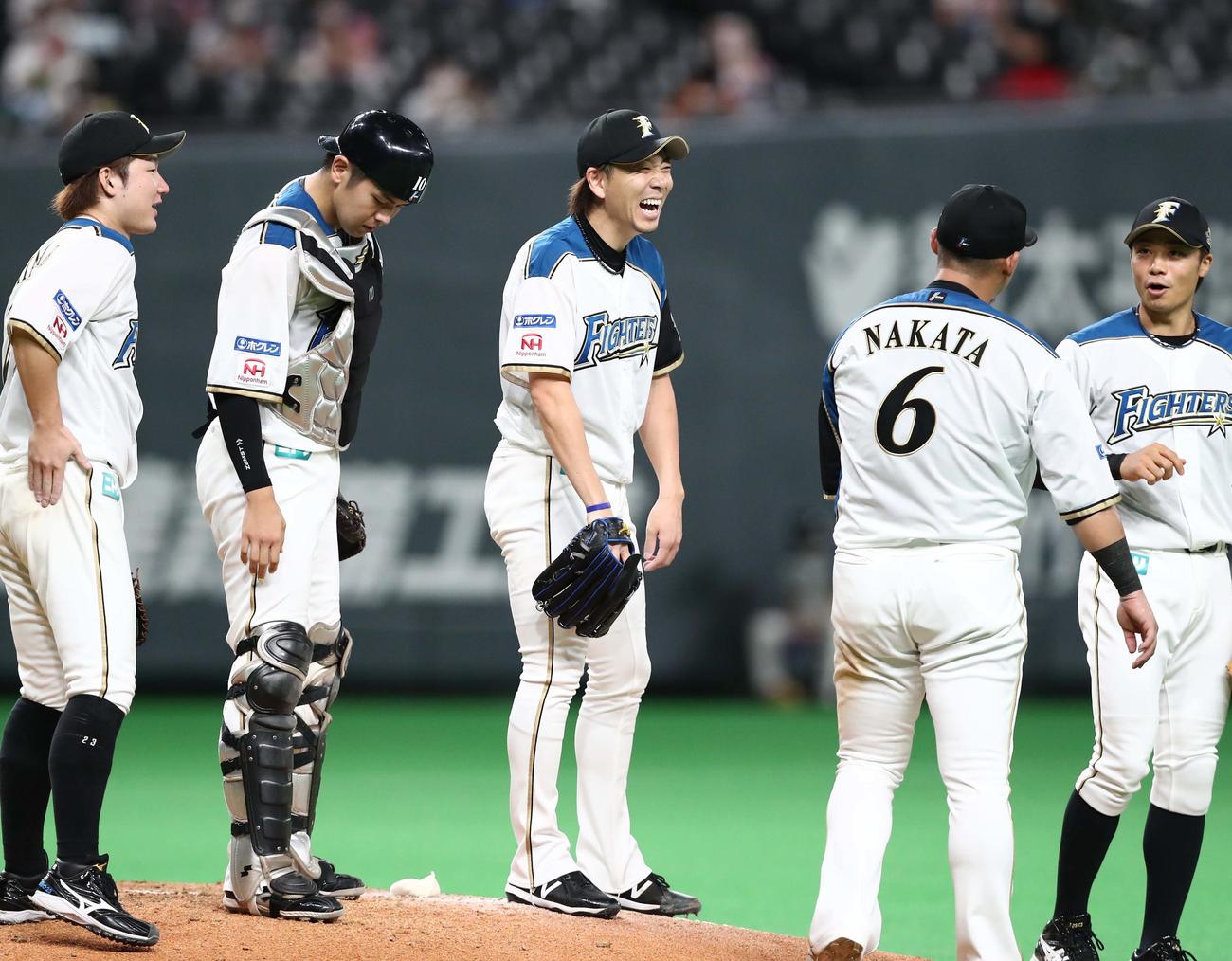 日本ハム対楽天　試合後、笑顔の宮西（中央）（撮影・黒川智章）