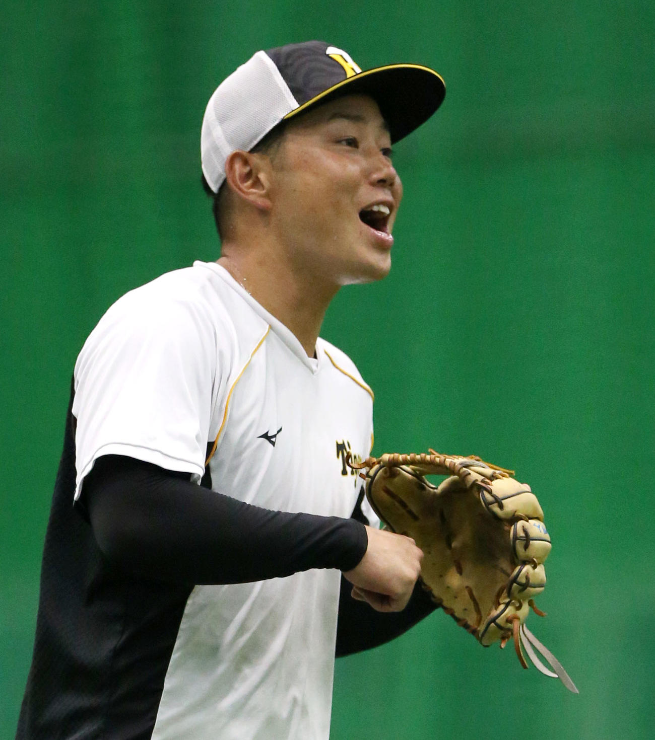 阪神対巨人　室内ノックを受で声を出す糸原（撮影・上山淳一）