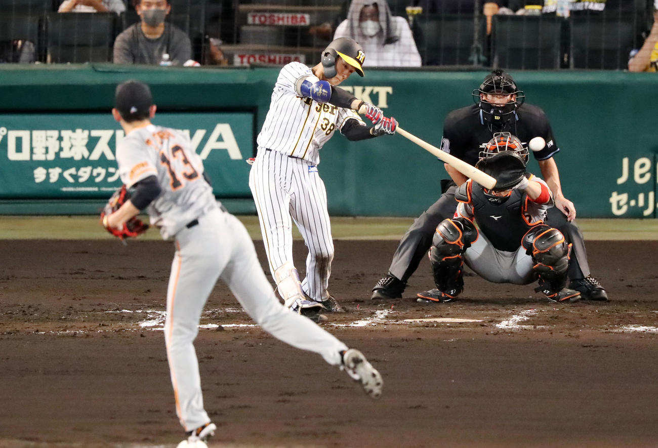 阪神対巨人　6回裏阪神1死一、三塁、小幡は左前適時打を放つ（撮影・加藤哉）