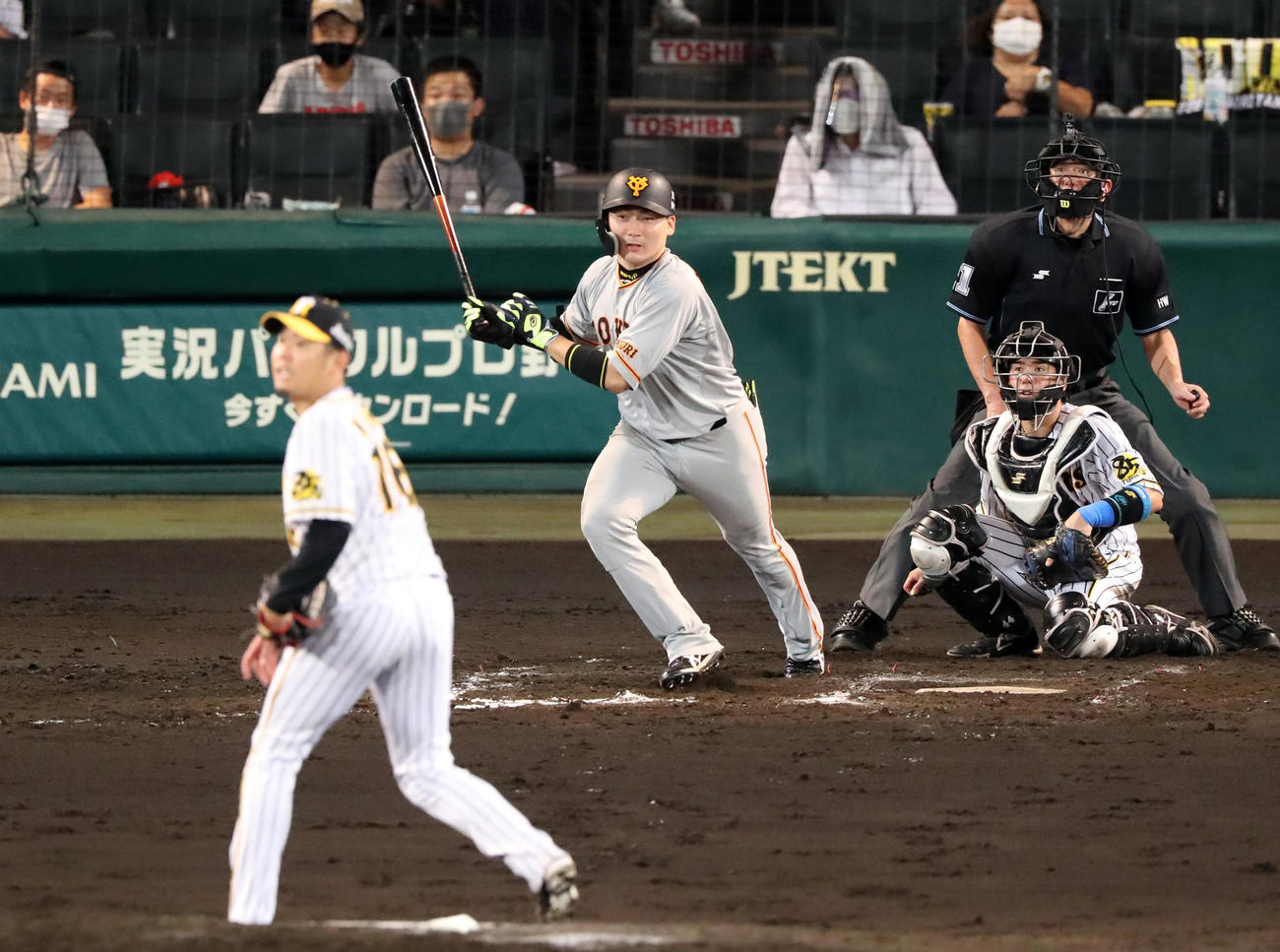 阪神対巨人　7回表巨人無死一、二塁、丸は右越え適時二塁打を放つ（撮影・加藤哉）