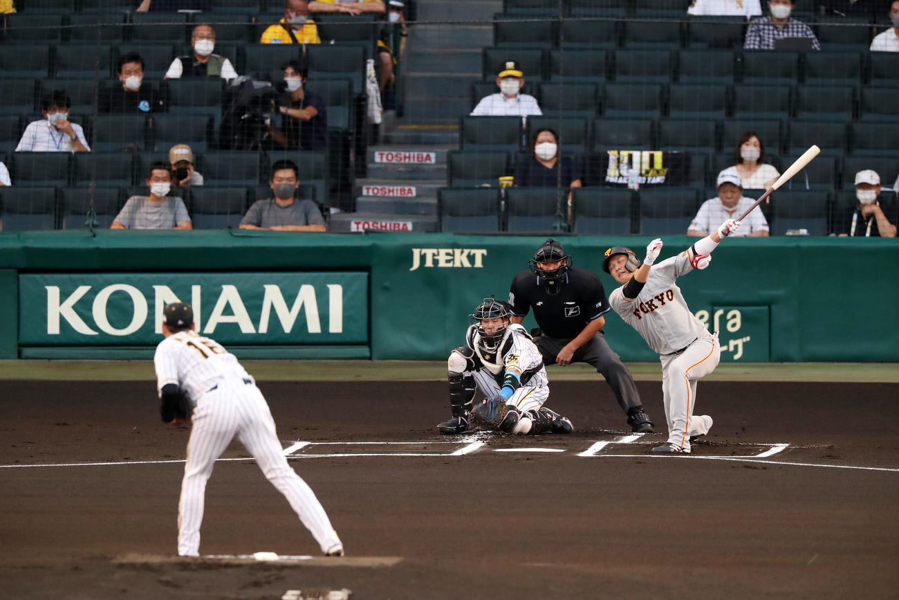 阪神対巨人　1回表巨人無死、坂本勇は空振り三振、左は西勇（撮影・加藤哉）