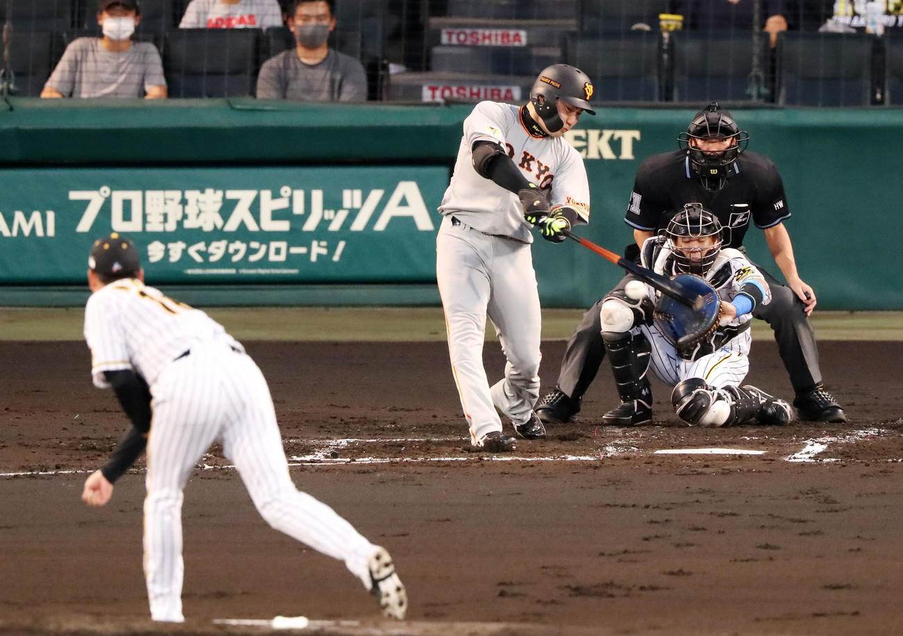 阪神対巨人　2回表巨人1死、丸は右前打を放つ（撮影・加藤哉）