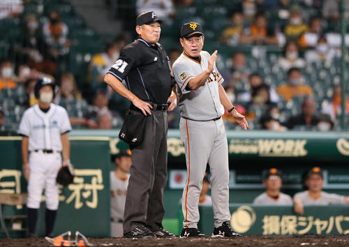阪神対巨人　2回裏阪神1死一、三塁、原監督（右）は主審に西勇輝のスクイズに抗議する（撮影・上山淳一）