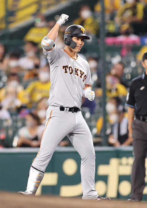 阪神対巨人　7回表巨人1死二、三塁、適時打を放ちガッツポーズを見せる大城（撮影・河野匠）