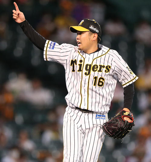 阪神対巨人　5回表巨人無死、西勇は中島の空振り三振で主審にアピールする（撮影・上山淳一）