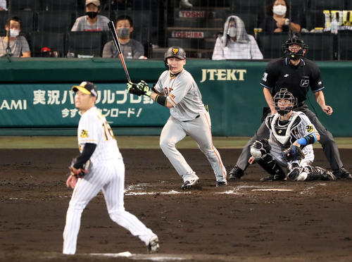 阪神対巨人　7回表巨人無死一、二塁、丸は右越え適時二塁打を放つ（撮影・加藤哉）