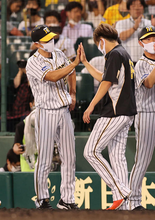 阪神対巨人　巨人を下し、勝利投手の西勇（右）を迎える矢野監督（撮影・河野匠）